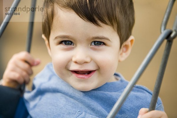 schaukeln  schaukelnd  schaukelt  schwingen  schwingt schwingend  Portrait  Junge - Person