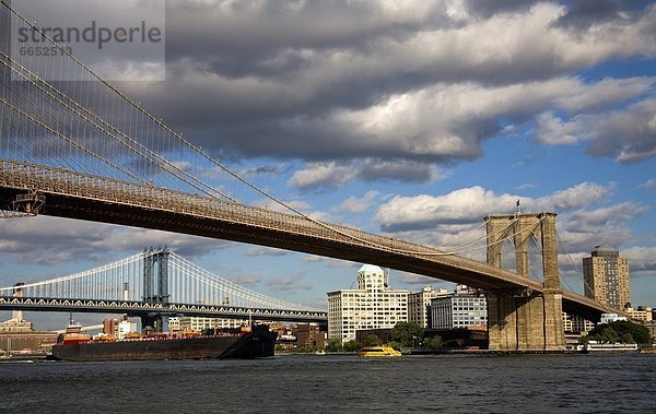 Vereinigte Staaten von Amerika  USA  Skyline  Skylines  New York City  sehen  Brücke  hoch  oben  Brooklyn  Manhattan