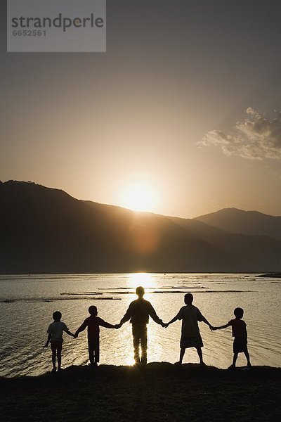 Mensch  Menschen  Menschliche Hand  Menschliche Hände  Menschengruppe  Menschengruppen  Gruppe  Gruppen  halten