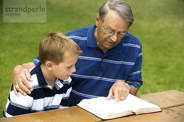 Enkelsohn  Großvater  Bibel  vorlesen