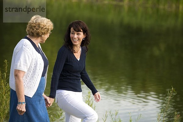 nebeneinander  neben  Seite an Seite  Frau  gehen  See  2