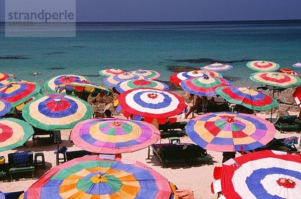 Farbaufnahme  Farbe  Tropisch  Tropen  subtropisch  Strand  Regenschirm  Schirm  Sonnenschirm  Schirm  Phuket  Thailand