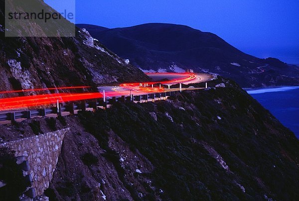 Vereinigte Staaten von Amerika  USA  Berg  Auto  Fernverkehrsstraße  Beleuchtung  Licht  Lichtstrahl  Kalifornien