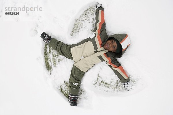 hoch oben liegend liegen liegt liegendes liegender liegende daliegen Junge - Person Ansicht Flachwinkelansicht Winkel Schnee