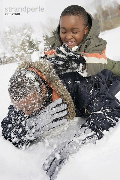 Menschlicher Vater  Sohn  spielen  Schnee