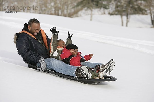 Menschlicher Vater  Sohn  Schlitten  Schnee