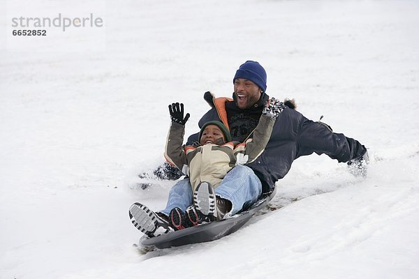 Menschlicher Vater  Sohn  Schlitten  Schnee