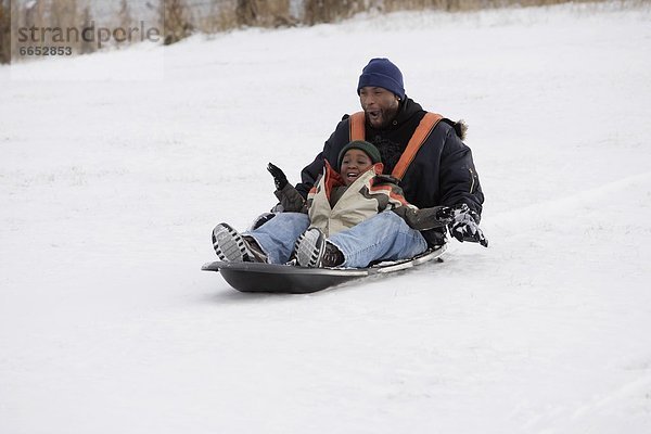 Menschlicher Vater  Sohn  Schlitten  Schnee