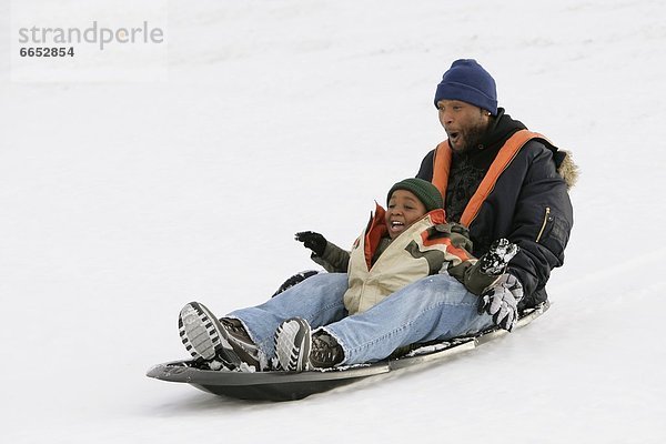 Menschlicher Vater  Sohn  Schlitten  Schnee