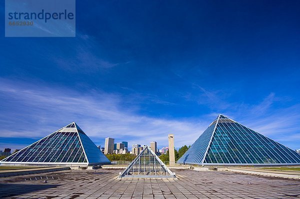 pyramidenförmig  Pyramide  Pyramiden  Skyline  Skylines  frontal  Edmonton