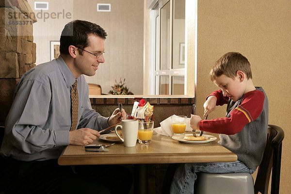Menschlicher Vater  Sohn  essen  essend  isst  Frühstück