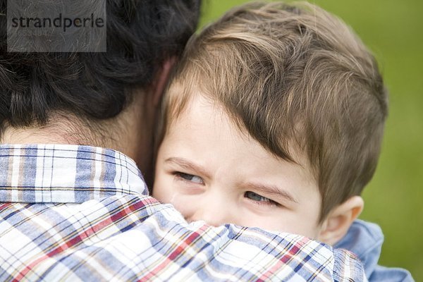 Vater und Sohn umarmen