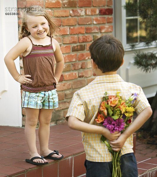 Blumenstrauß  Strauß  Junge - Person  zeigen  Mädchen