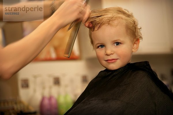 Junge - Person  klein  Frisur  Frisuren  Schnitt  Schnitte  Haarschnitt  Haarschnitte  bekommen