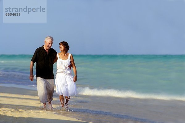 Senior  Senioren  gehen  Strand  vorwärts