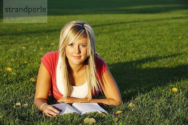 Gras  Mädchen  vorlesen