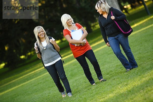 Drei Mädchen im Teenageralter