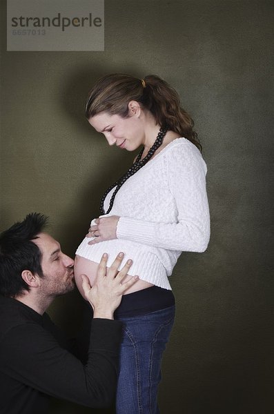 Mann  Frau  küssen  Schwangerschaft