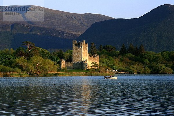 Lough Leane  Kerry County  Killarney Nationalpark  Irland  Ross Castle