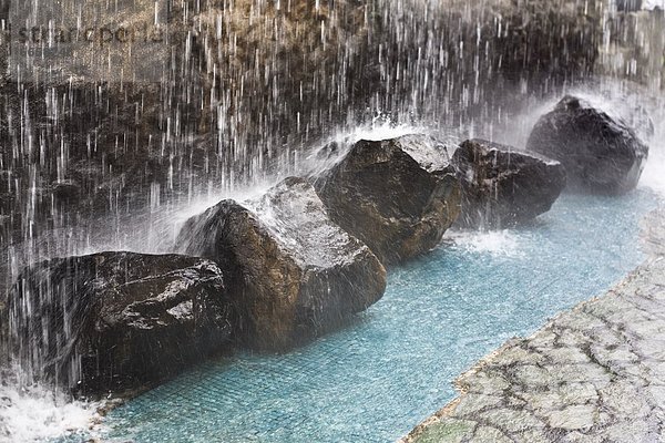 Felsbrocken  unterhalb  Wasserfall
