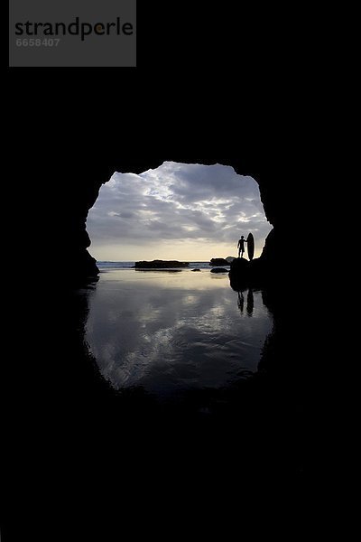 Strand  Silhouette  Höhle  neuseeländische Nordinsel  Muriwai Beach  Neuseeland