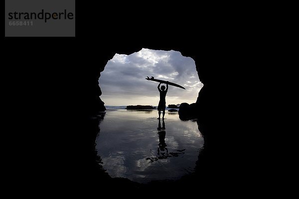 Höhle  Muriwai Beach  neuseeländische Nordinsel  auftauchen  neu