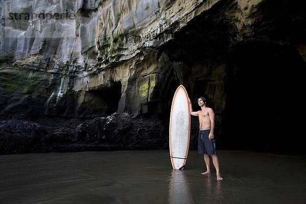 innerhalb  Höhle  Muriwai Beach  Neuseeland