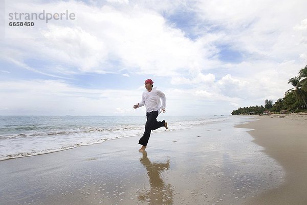 Mann  Strand  rennen  vorwärts