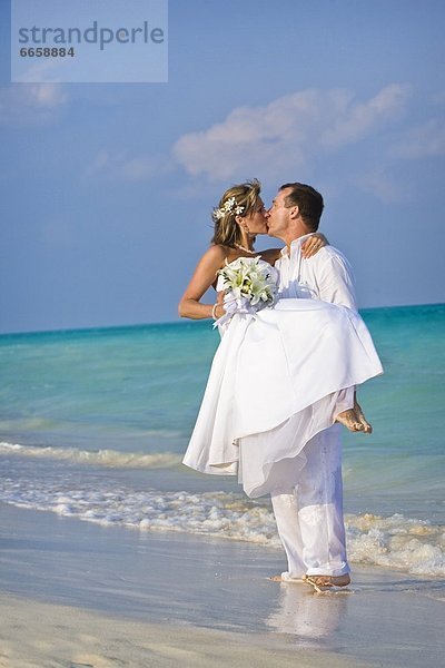 tragen  Braut  Bräutigam  Strand