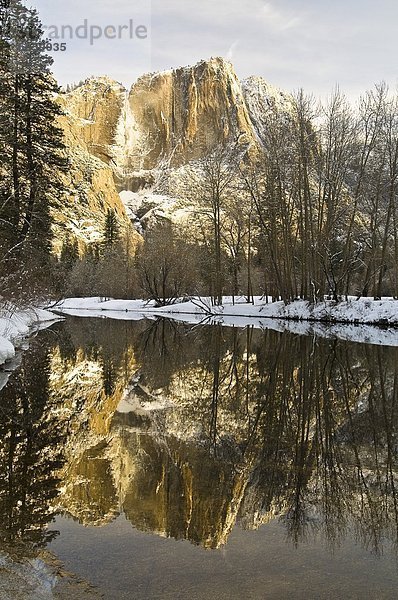 Vereinigte Staaten von Amerika  USA  Berg  Winter  Spiegelung  Fluss  Yosemite Nationalpark  Kalifornien  Merced