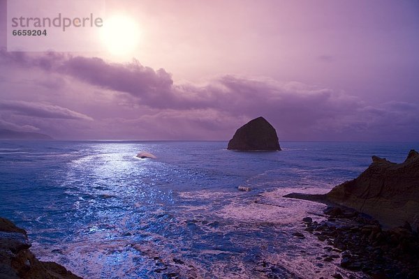 Vereinigte Staaten von Amerika  USA  Felsbrocken  Sonnenuntergang  Heuhaufen  Oregon