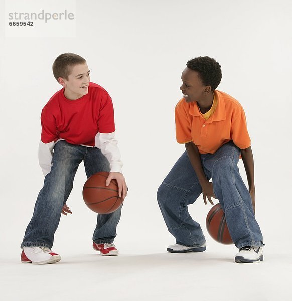 zwei Jungen Basketball spielen