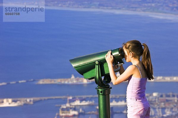 Südliches Afrika  Südafrika  sehen  Stadt  blättern  Fernglas  Tafelberg  Mädchen  Afrika