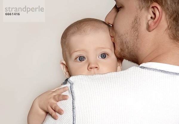 Junge - Person  Menschlicher Vater  küssen  Baby