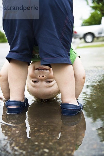 Junge - Person  Verstecken  Versteckspiel  spielen