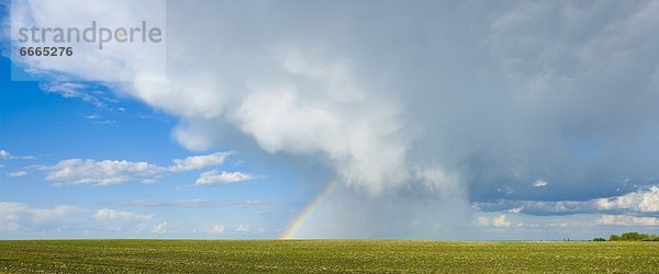 Wolke  über  Sturm  Feld  Alberta  Kanada  Regenbogen