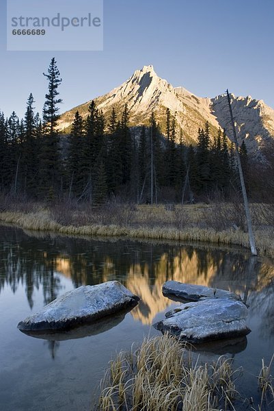 beleuchtet  Berg  Berggipfel  Gipfel  Spitze  Spitzen  Kananaskis Country  Alberta  Kanada  Sonne