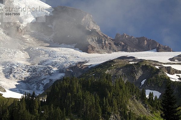 Vereinigte Staaten von Amerika  USA  niedrig  liegend  liegen  liegt  liegendes  liegender  liegende  daliegen  Wolke  Berg  Mount Rainier Nationalpark