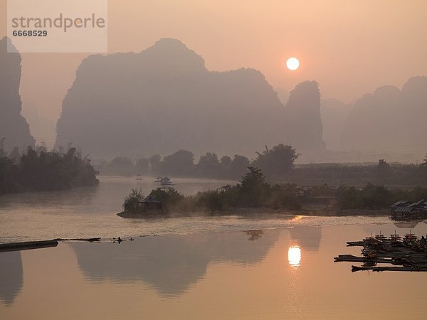 Berg  über  Nebel  China  Guangxi  Sonne