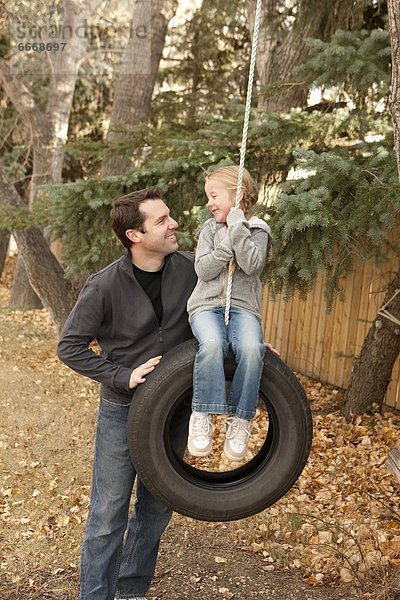 schaukeln  schaukelnd  schaukelt  schwingen  schwingt schwingend  schieben  Menschlicher Vater  Tochter  Schaukel