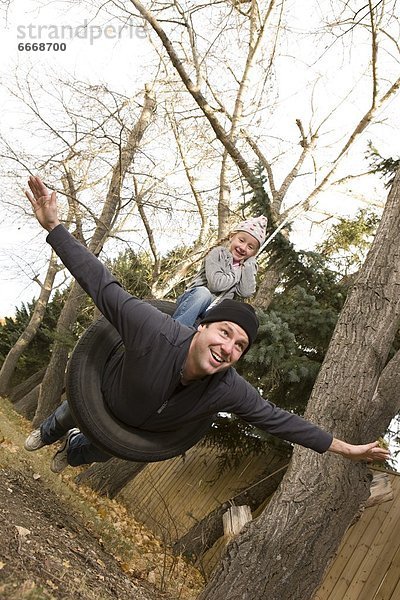 schaukeln  schaukelnd  schaukelt  schwingen  schwingt schwingend  Menschlicher Vater  Tochter  Schaukel