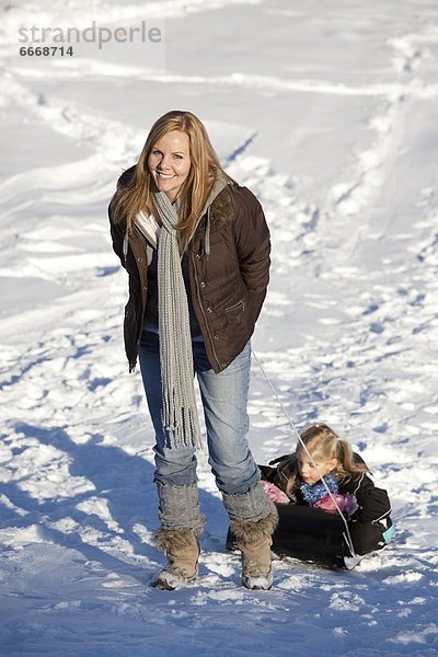 hoch  oben  ziehen  Hügel  Schnee  Tochter  Mutter - Mensch  Schlitten