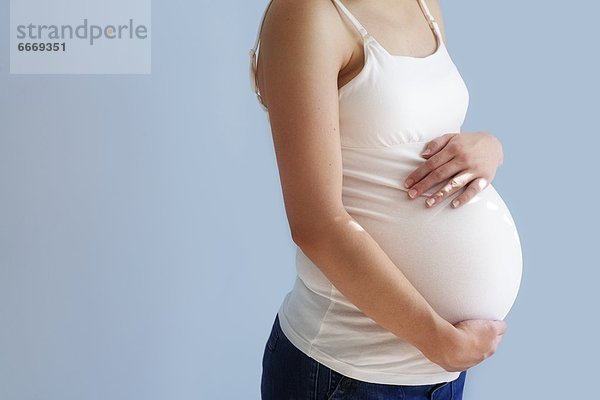 Pregnant Frau hält Bauch