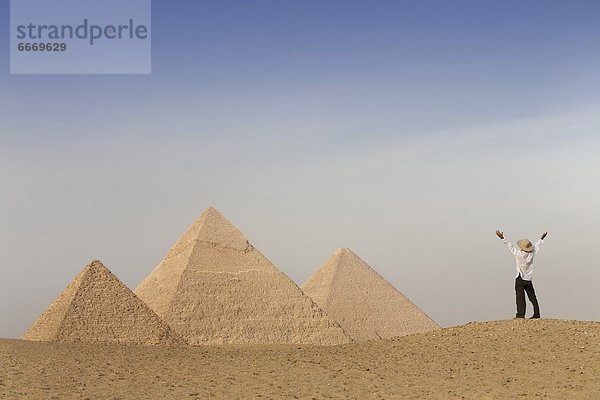 pyramidenförmig  Pyramide  Pyramiden  Kairo  Hauptstadt  Fröhlichkeit  Tourist  Ägypten  Gise