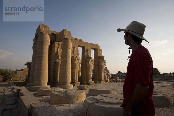 Fröhlichkeit  Tourist  Ansicht  Ägypten  Luxor  Ramesseum