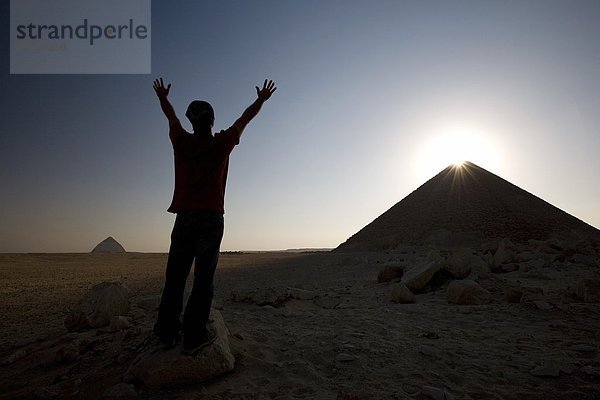 pyramidenförmig  Pyramide  Pyramiden  Mann  heben  frontal  rot  Ägypten  Pyramide