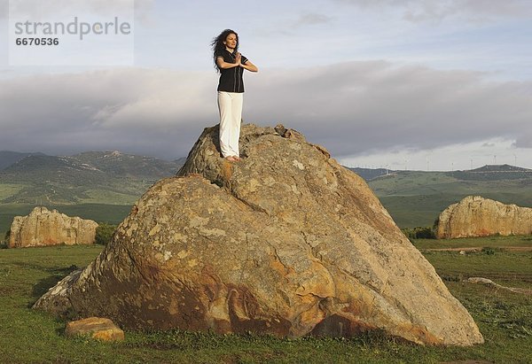 Felsbrocken stehend Frau Meditation