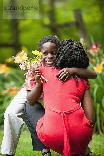 geben  Blume  Junge - Person  Mutter - Mensch