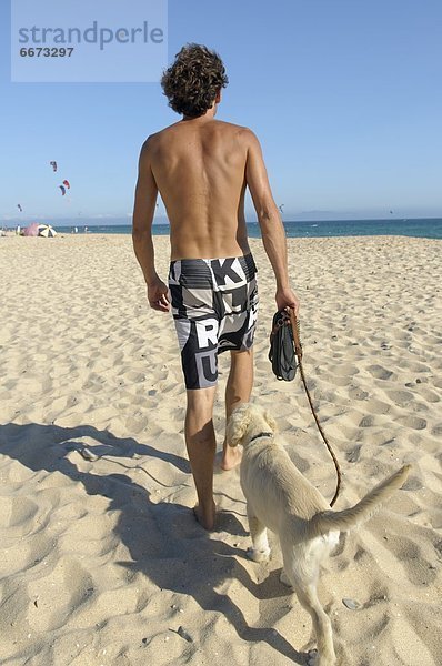 Mann gehen Strand Hund