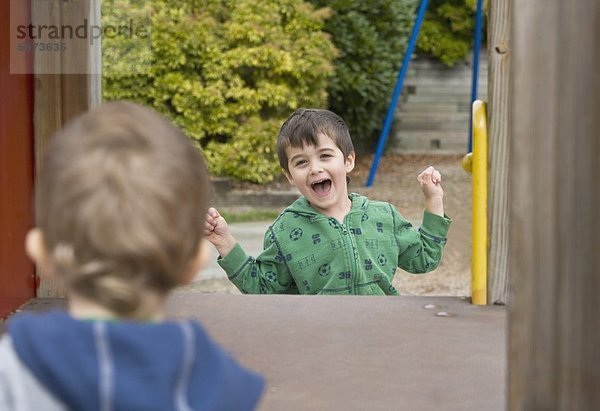 Zusammenhalt  Junge - Person  2  spielen